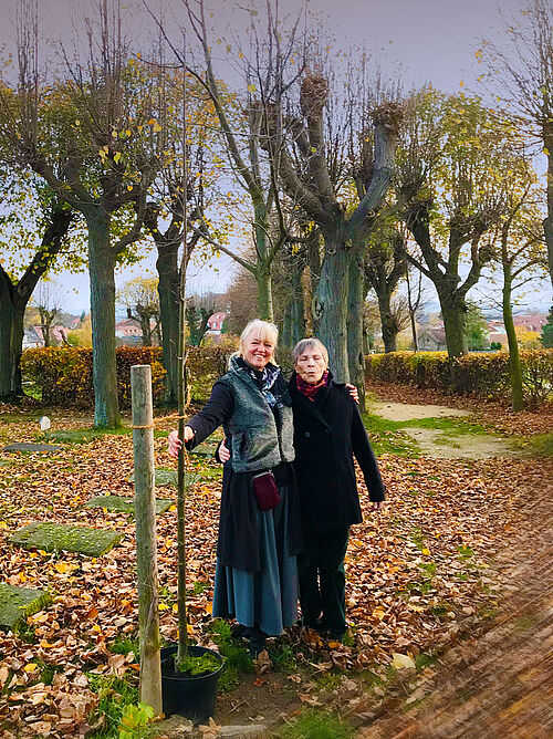 Eine Spenderin freut sich über den neu gepflanzten Baum auf dem Gottesacker in Herrnhut.