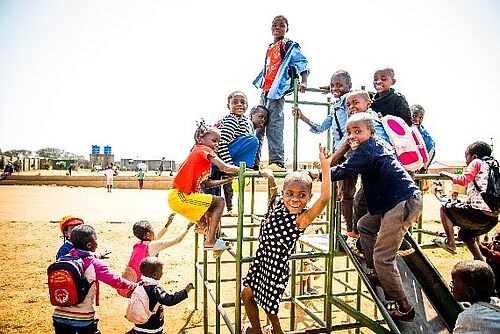 Für „Ein Spielplatz für die Kinder“ spenden